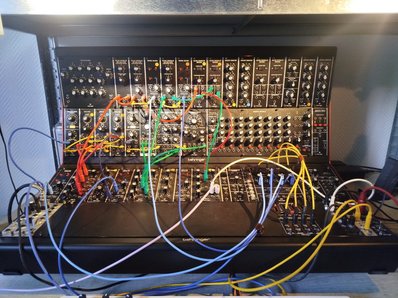 Fichier:Behringer S55.jpeg